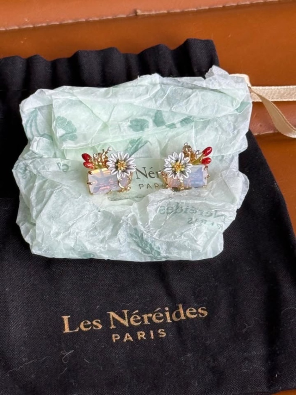 Les Néréides Paris Éclatante Discrétion Daisy Earrings